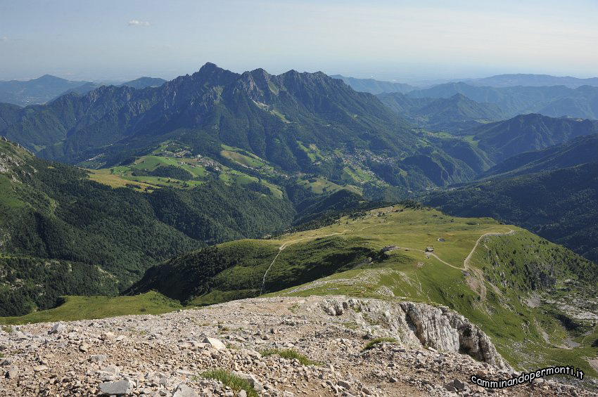 15 Panorama verso il Rifugio e la Conca di Oltre il Colle.JPG